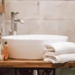 Come illuminare il bagno moderno