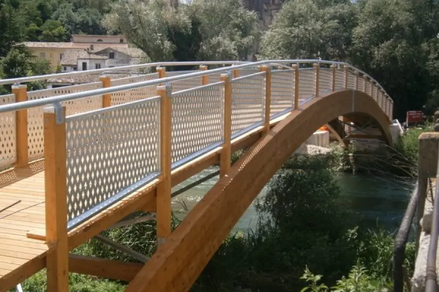 Ecco come scegliere una passerella pedonale a norma