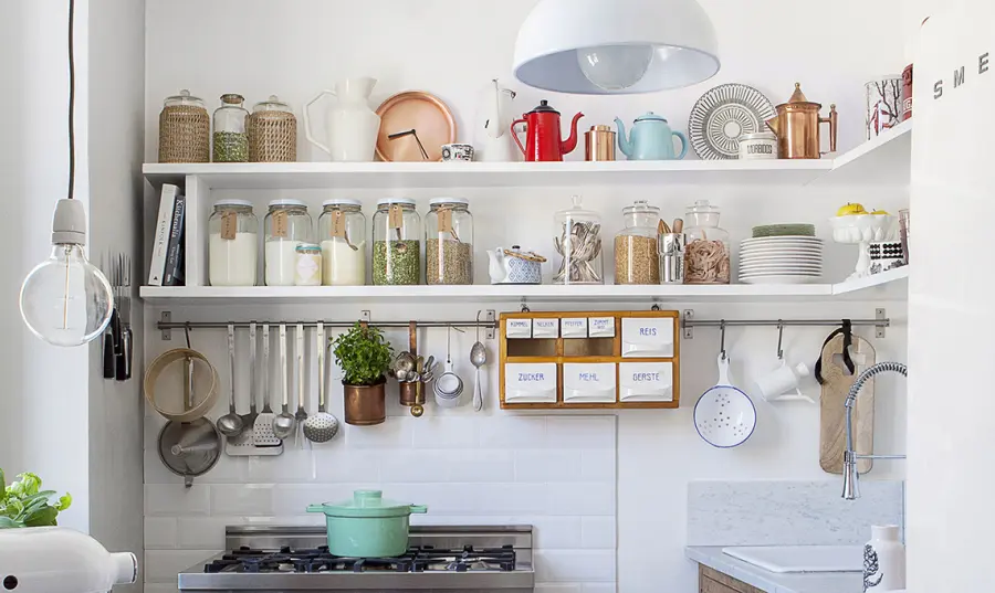 Mobile dispensa in cucina: un trucco per ricavare spazio