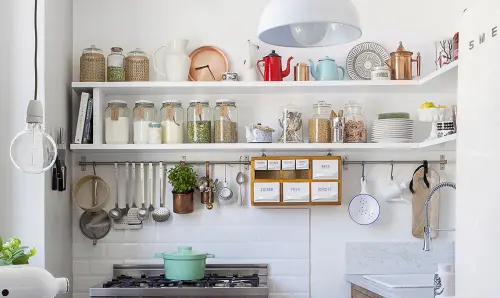 Mobile dispensa in cucina: un trucco per ricavare spazio