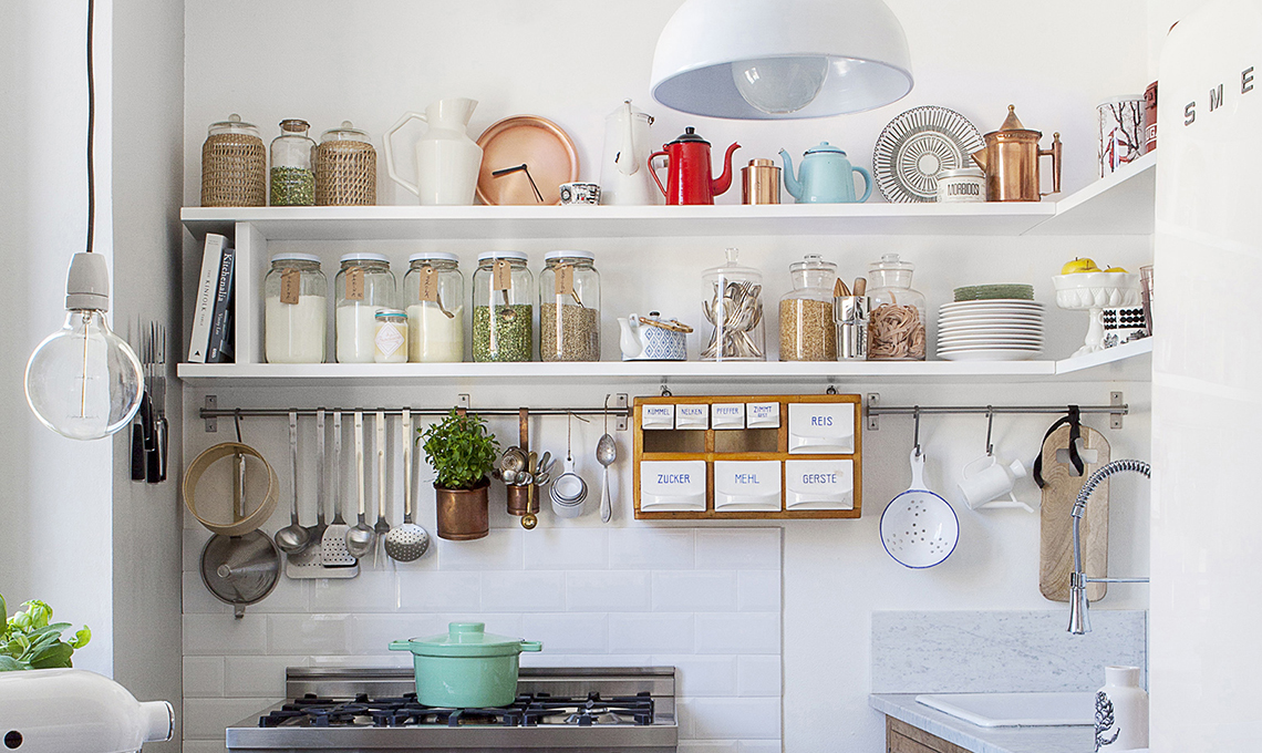 Mobile dispensa in cucina: un trucco per ricavare spazio