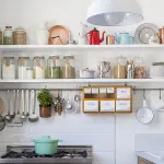 Mobile dispensa in cucina: un trucco per ricavare spazio