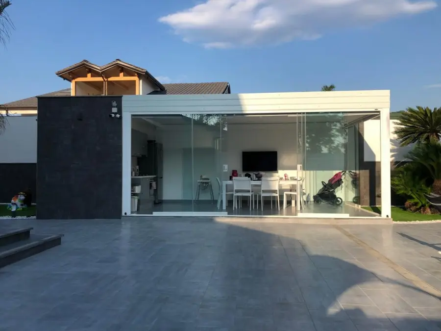 Rendere gli spazi esterni vivibili in ogni stagione con le chiusure panoramiche