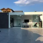 Rendere gli spazi esterni vivibili in ogni stagione con le chiusure panoramiche