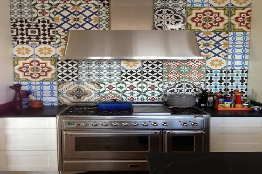 Nuovo stile con piastrelle marocchine e azulejos