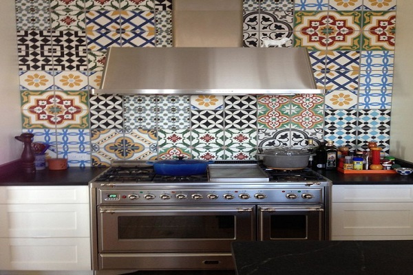 Nuovo stile con piastrelle marocchine e azulejos
