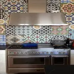 Nuovo stile con piastrelle marocchine e azulejos
