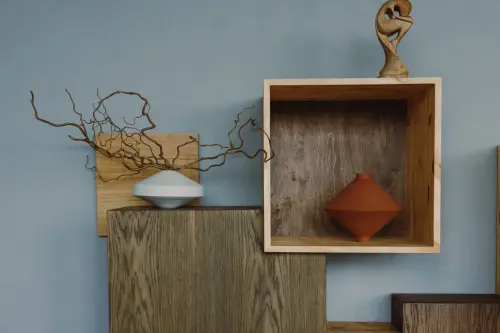 Mensole a cubo: guida per arredare le pareti